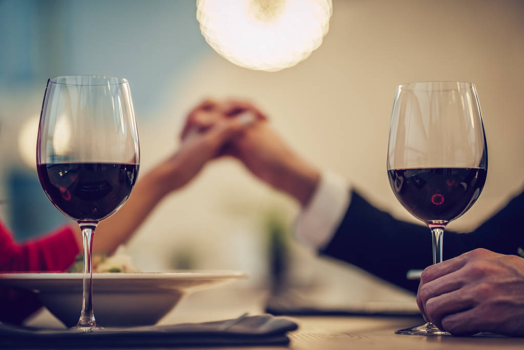 romantisch paar in restaurant - Foto, afbeelding