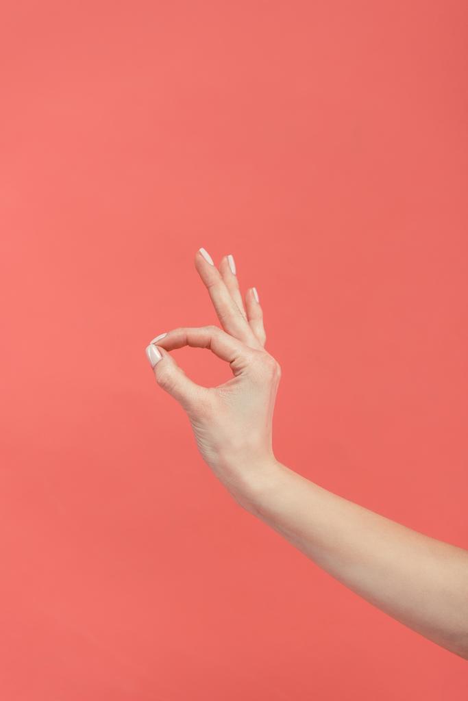 обрезанный вид женской руки с ОК знак, изолированный на красный
 - Фото, изображение