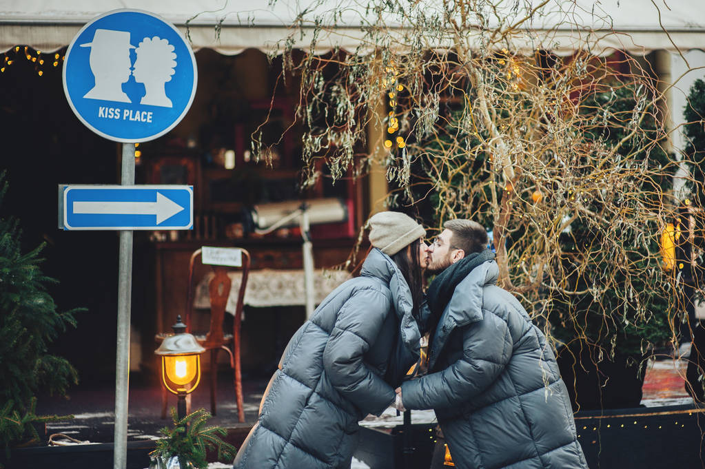 romántico sensual pareja besándose en ciudad calle en invierno
 - Foto, imagen