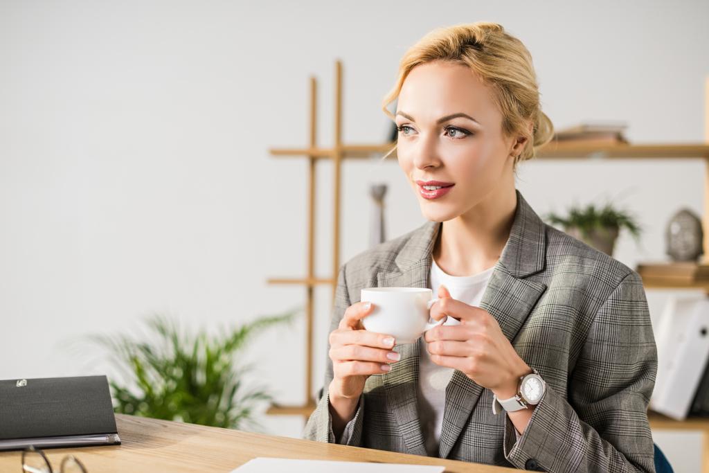 csésze kávé munkahelyen szép üzletasszony portréja - Fotó, kép