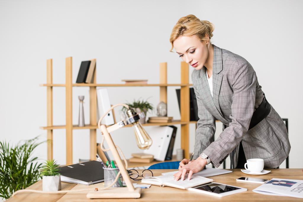 retrato de empresária fazendo anotações em caderno no local de trabalho
 - Foto, Imagem