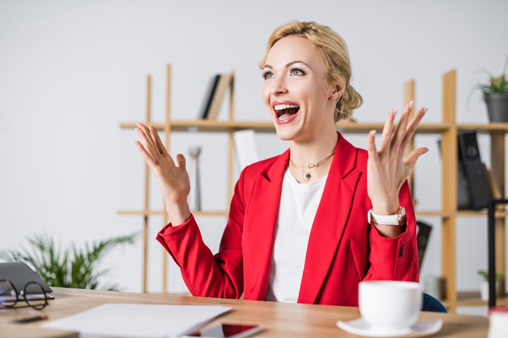 Porträt einer glücklichen Geschäftsfrau am Arbeitsplatz - Foto, Bild