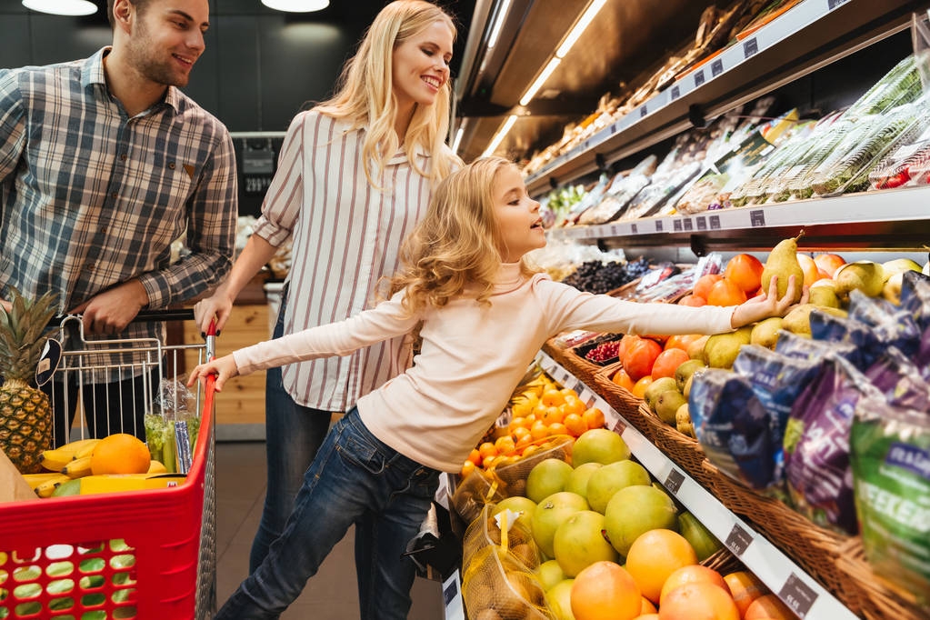 Familia con carrito de compras en supermercado
 - Foto, imagen