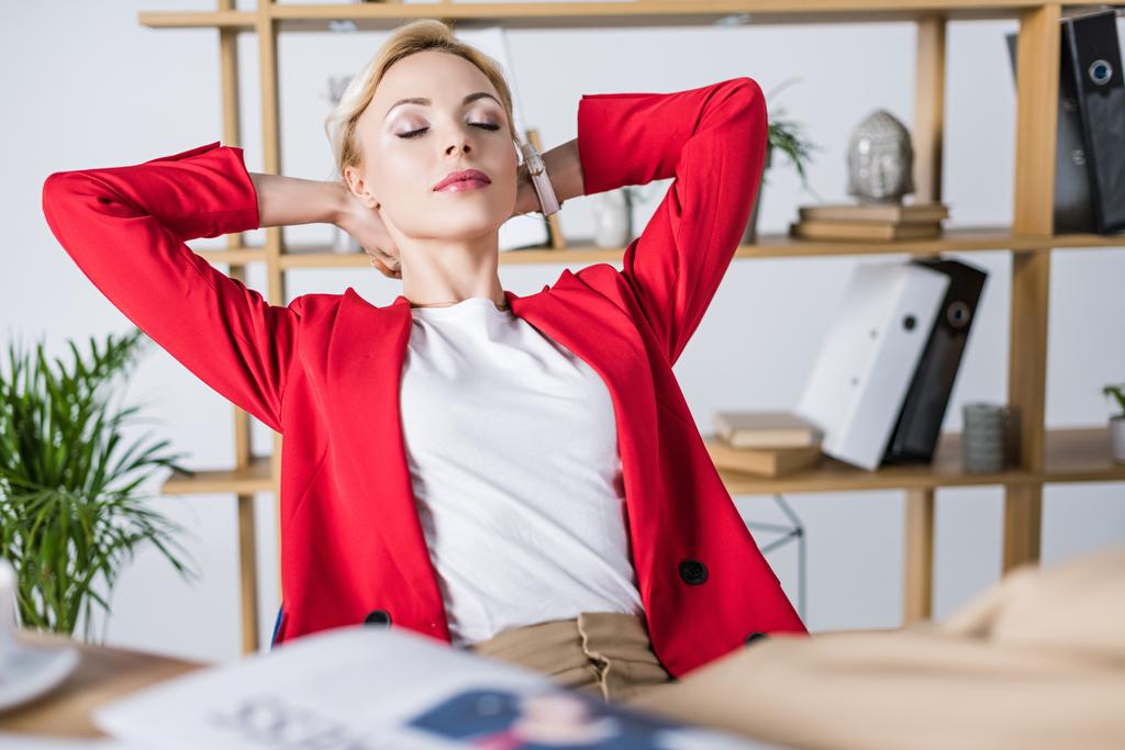 atraktivní podnikatelka odpočívá na pracovišti v úřadu - Fotografie, Obrázek