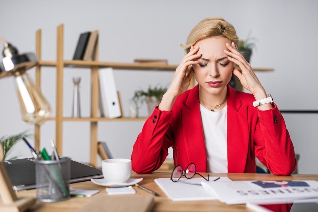 overworked işkadını işyeri ofis oturma portre - Fotoğraf, Görsel