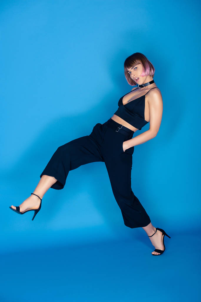 hermosa chica de moda posando con la pierna en azul
 - Foto, Imagen