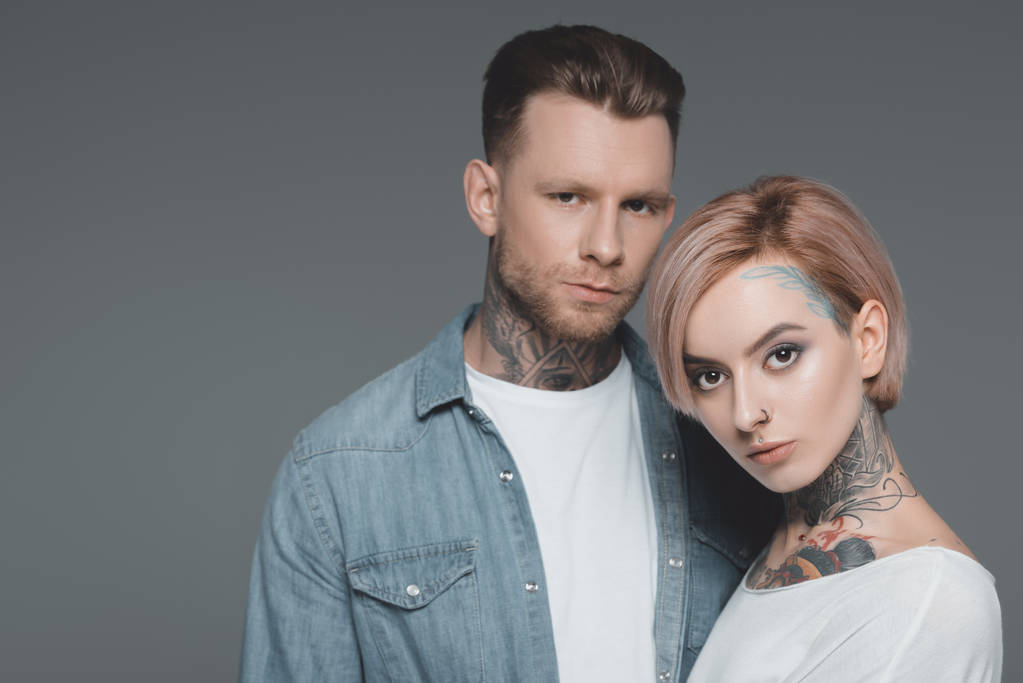 portrét krásné stylové mladý pár s tetováním, při pohledu na fotoaparát izolované Grey - Fotografie, Obrázek
