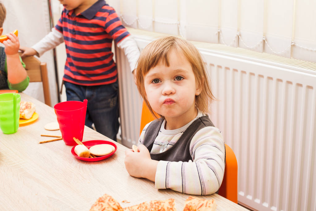 Almuerzo en jardín de infancia
 - Foto, Imagen