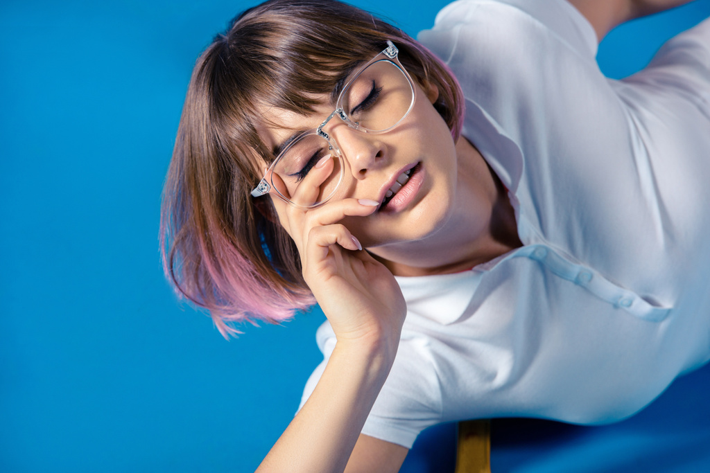 apasionada Chica acostada en camisa blanca con los ojos cerrados en azul
 - Foto, imagen