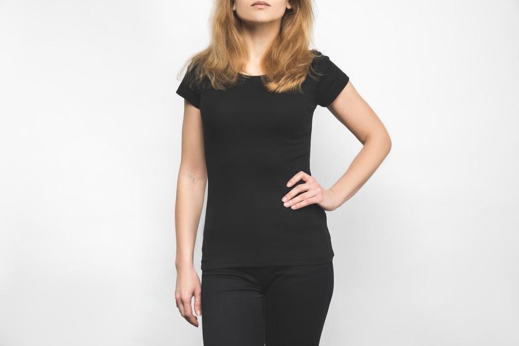 stijlvolle jongedame in lege zwart t-shirt op wit - Foto, afbeelding
