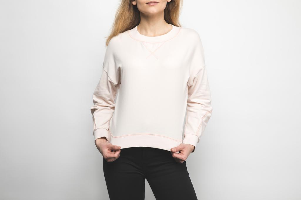 abgeschnittene Aufnahme einer Frau im weißen Sweatshirt - Foto, Bild