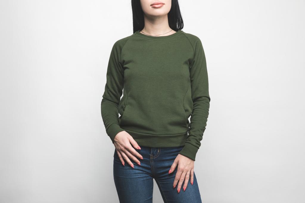 обрізаний знімок молодої жінки в порожній зелений светр на білому
 - Фото, зображення