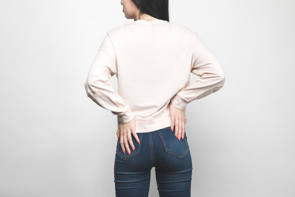 visão traseira da jovem mulher em camisola em branco no branco
 - Foto, Imagem