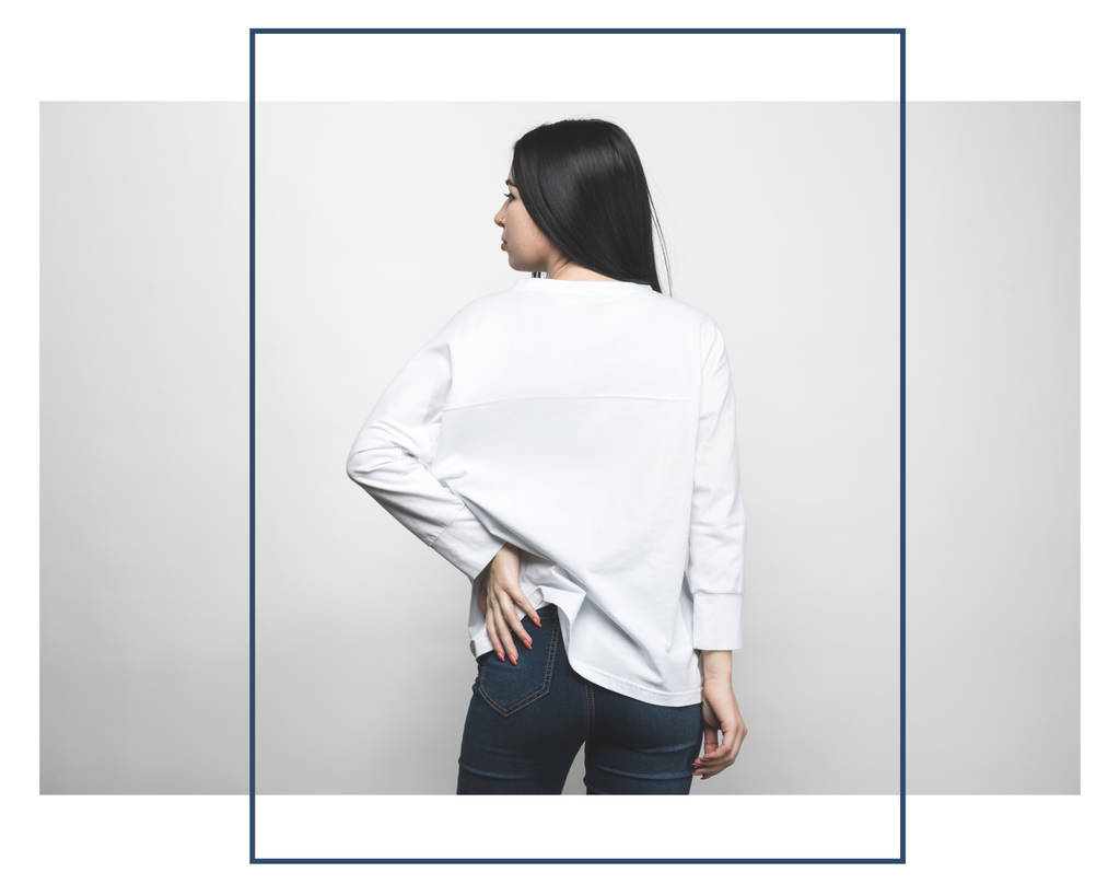 創造的なフレームと白の空白のスエット シャツで魅力的な女性の背面図 - 写真・画像