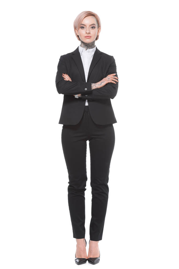 mujer de negocios posando en traje con los brazos cruzados, aislado en blanco
 - Foto, Imagen