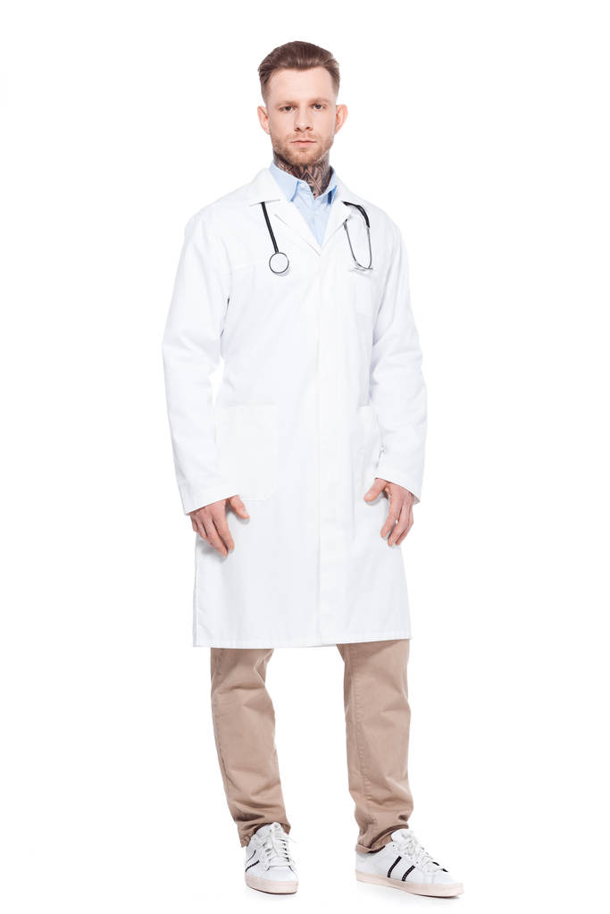 schöner Arzt in weißem Mantel mit Stethoskop, isoliert auf weiß - Foto, Bild