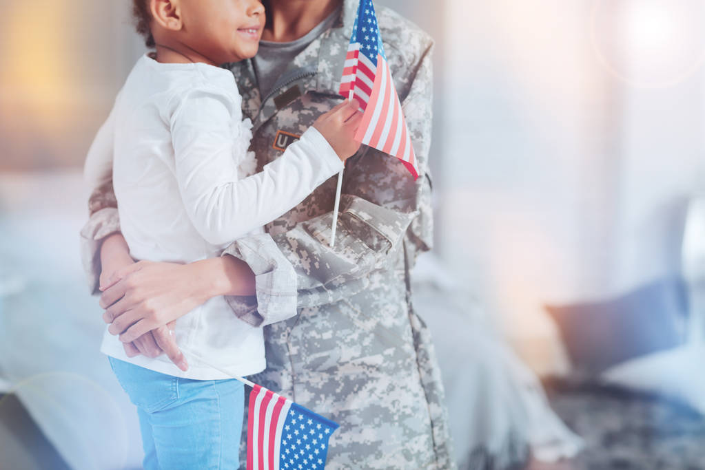 Флаг США в руках милой маленькой девочки
 - Фото, изображение