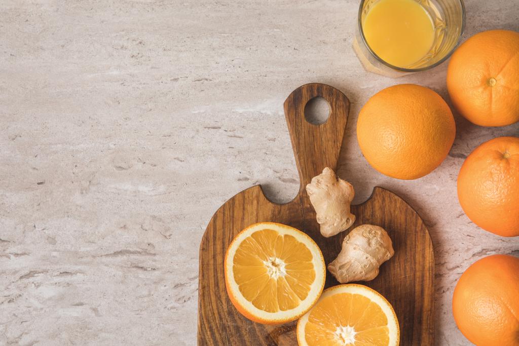 vista superior de naranjas y jengibre para el jugo casero en la mesa
 - Foto, imagen