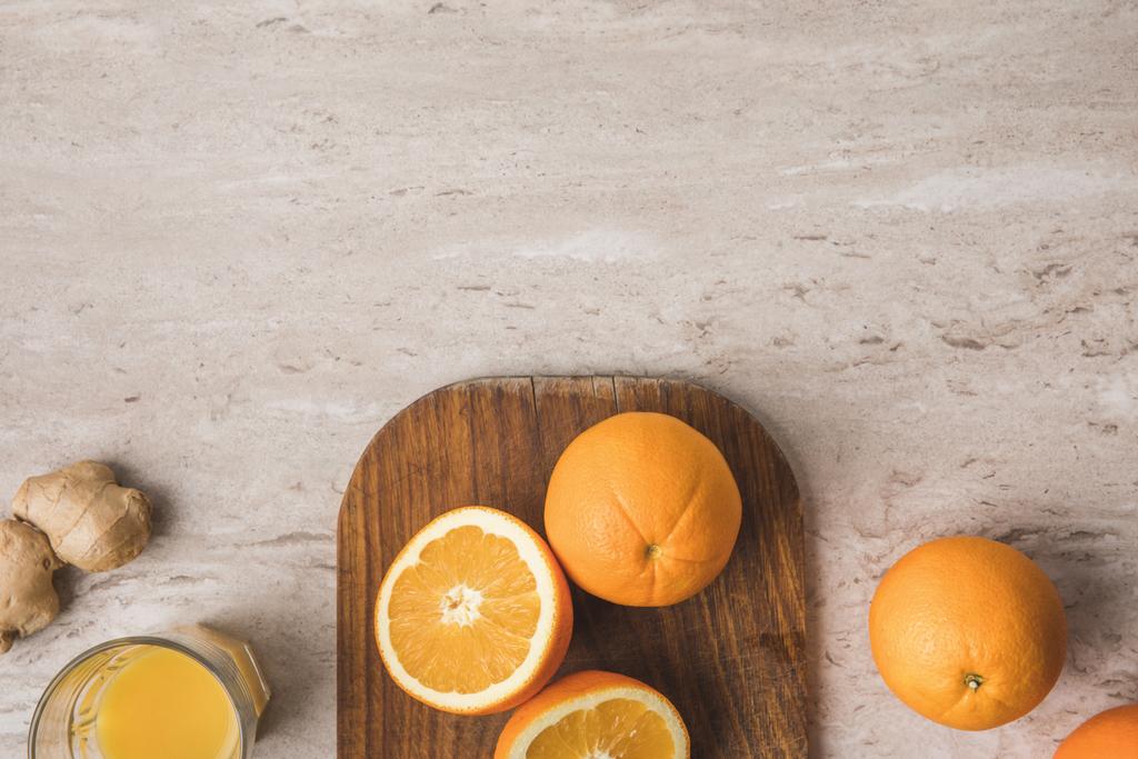 felülnézet-narancs-márvány asztallapra vágódeszka - Fotó, kép