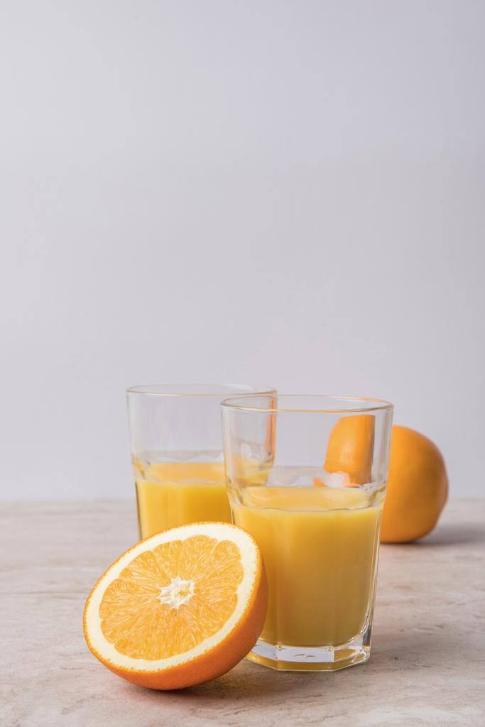 самодельный апельсиновый сок и апельсины на мраморном столе
 - Фото, изображение
