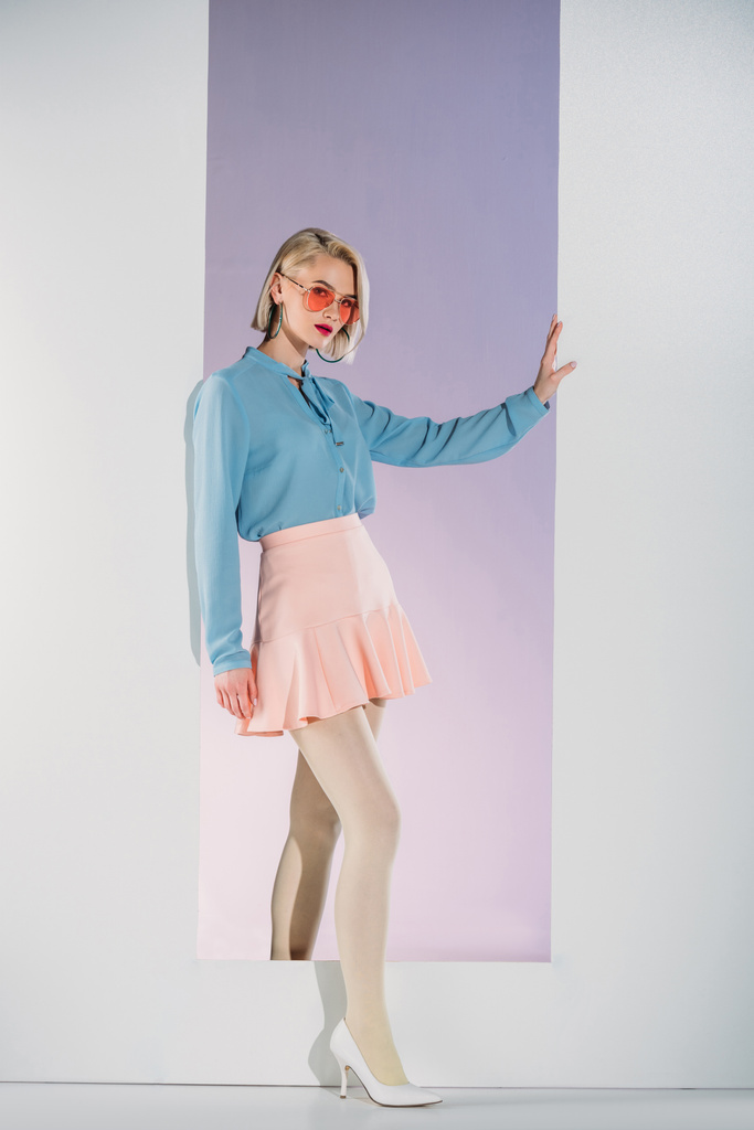 piękny modne dziewczyny Blondynka pozowanie w otwór na szary     - Zdjęcie, obraz