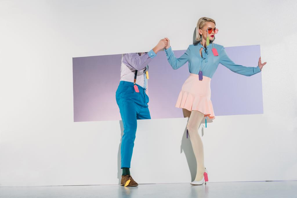 açıklıktan gri yürüyüş giysilerindeki renkli Etiketler ile şık genç Çift - Fotoğraf, Görsel
