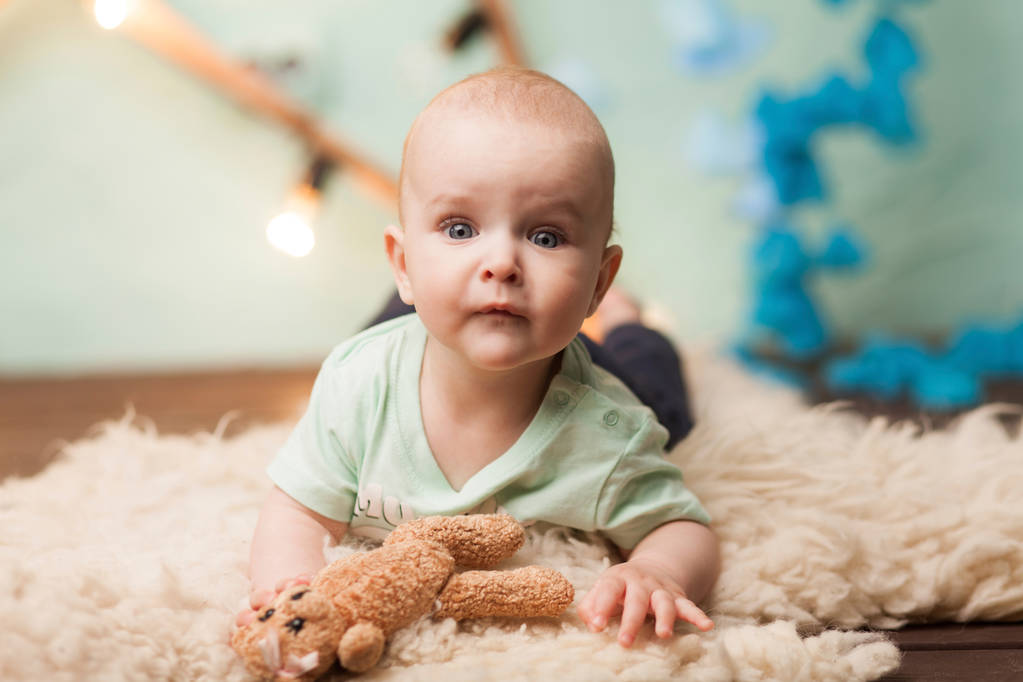 Şirin beyaz bebek oyuncak halı üzerinde oynamak - Fotoğraf, Görsel