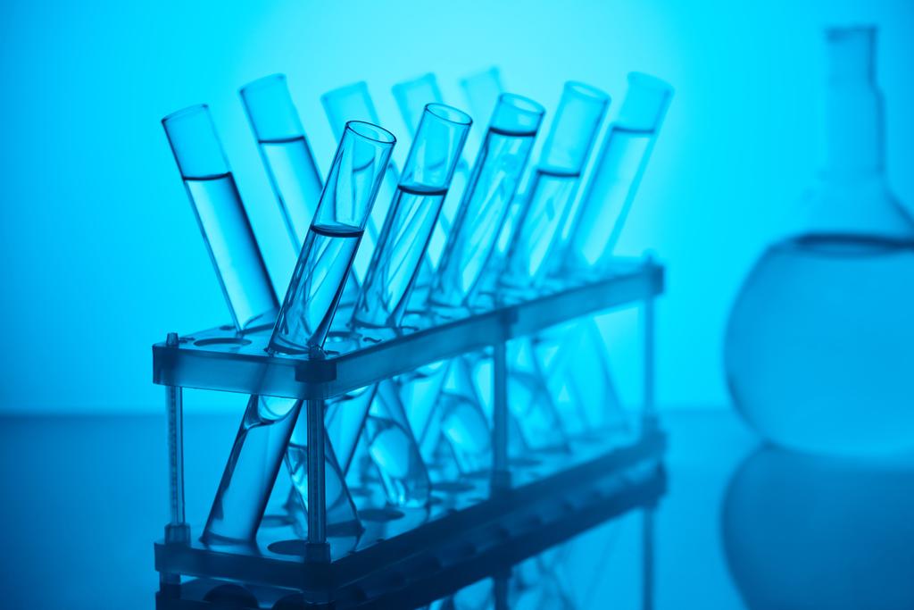 γυάλινους σωλήνες με υγρό στο περίπτερο για χημική ανάλυση στο εργαστήριο στο μπλε - Φωτογραφία, εικόνα