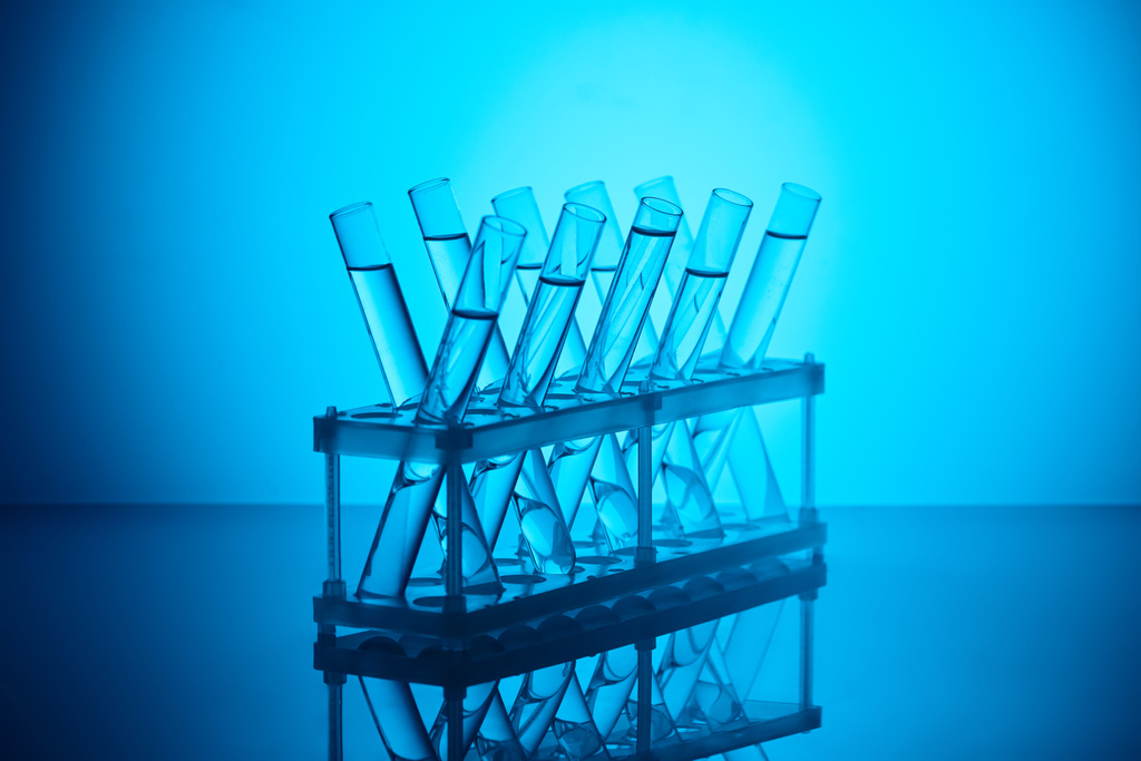 cam tüp sıvı kimyasal laboratuvar mavi üzerinde stand ile - Fotoğraf, Görsel