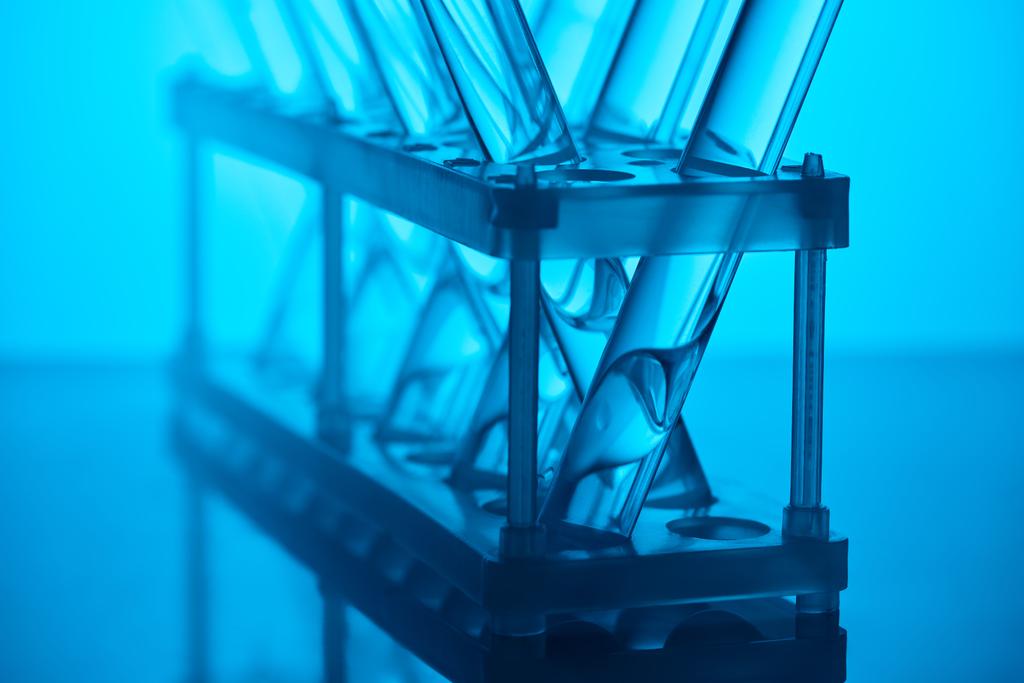 körülvágott kép üveg cső állvány laboratóriumban kék folyadék - Fotó, kép