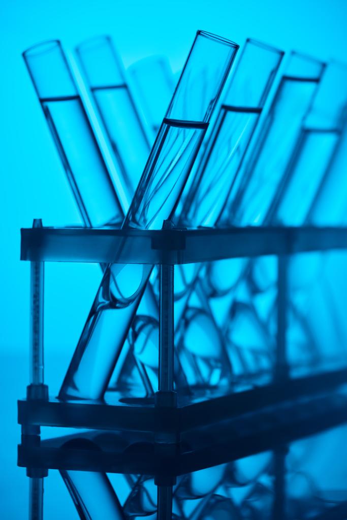 skleněné trubice s kapalinou na stojanu v chemické laboratoři na modré - Fotografie, Obrázek