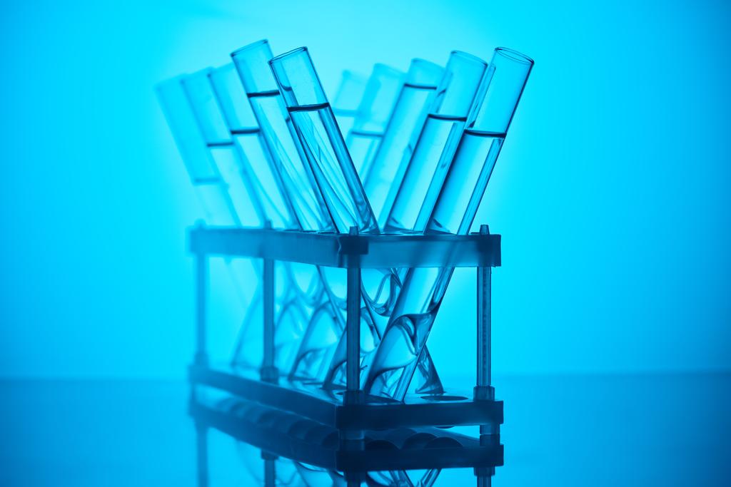 γυάλινους σωλήνες με υγρό στο περίπτερο για χημική δοκιμή μπλε - Φωτογραφία, εικόνα