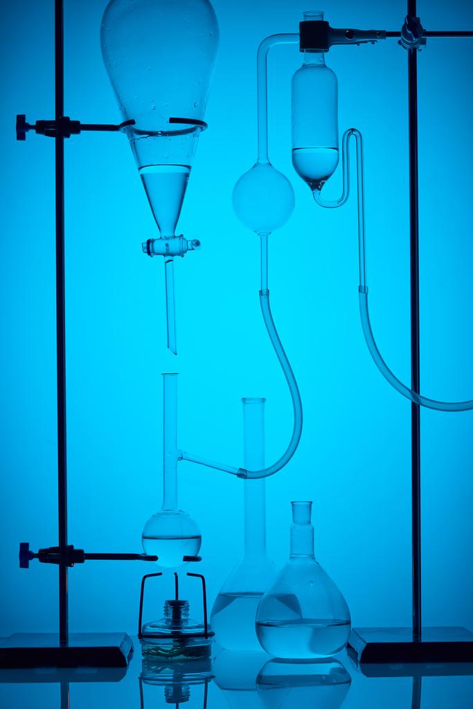 Analiza naukowa w nowoczesnym laboratorium na niebiesko - Zdjęcie, obraz