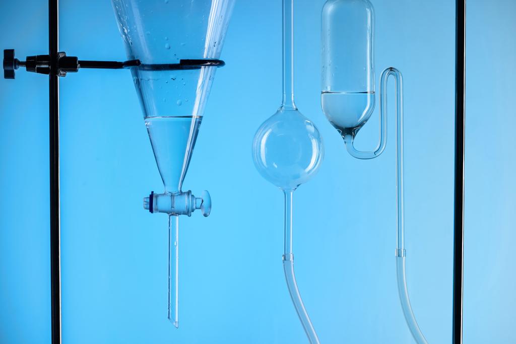 chemický test s látkou v laboratoři izolované na modré - Fotografie, Obrázek