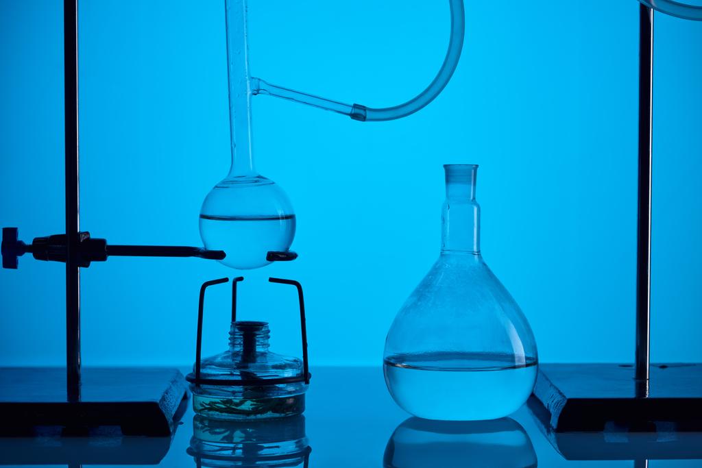 Ensaio químico com substância em laboratório sobre azul
 - Foto, Imagem