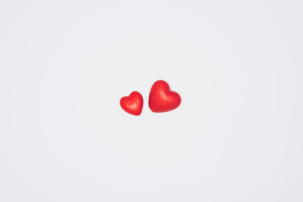 pequeños corazones rojos aislados en blanco
 - Foto, imagen