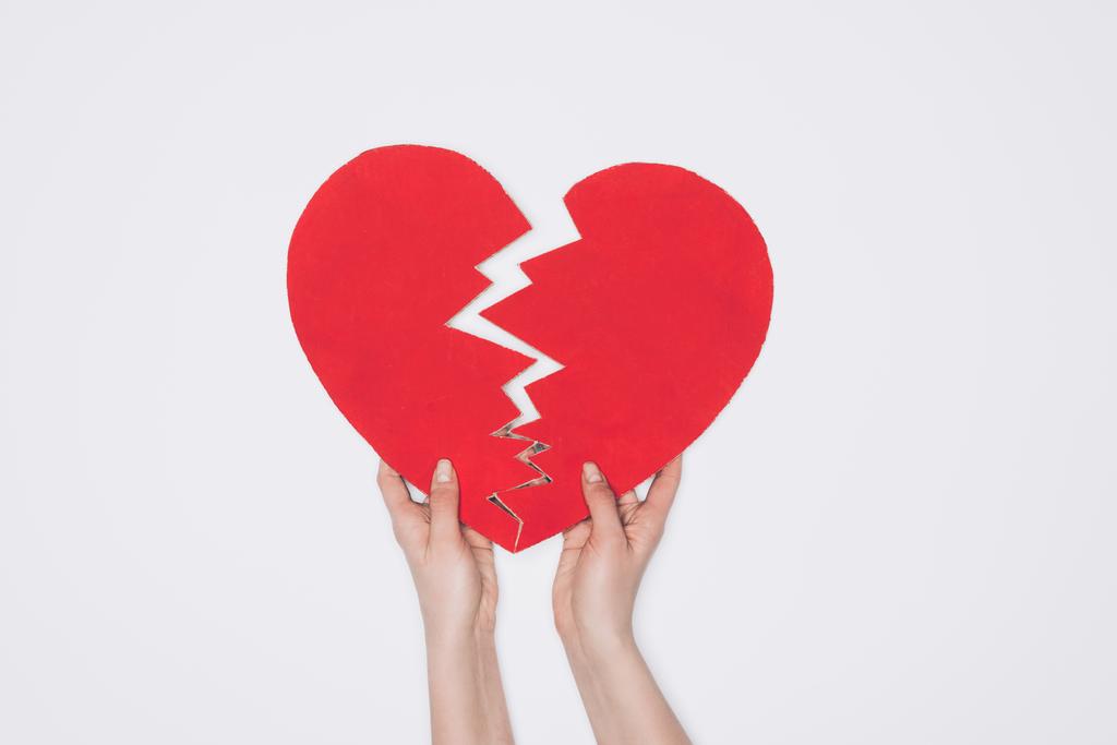 Kırmızı kalp üzerinde beyaz izole frenleme kırpılmış atış - Fotoğraf, Görsel
