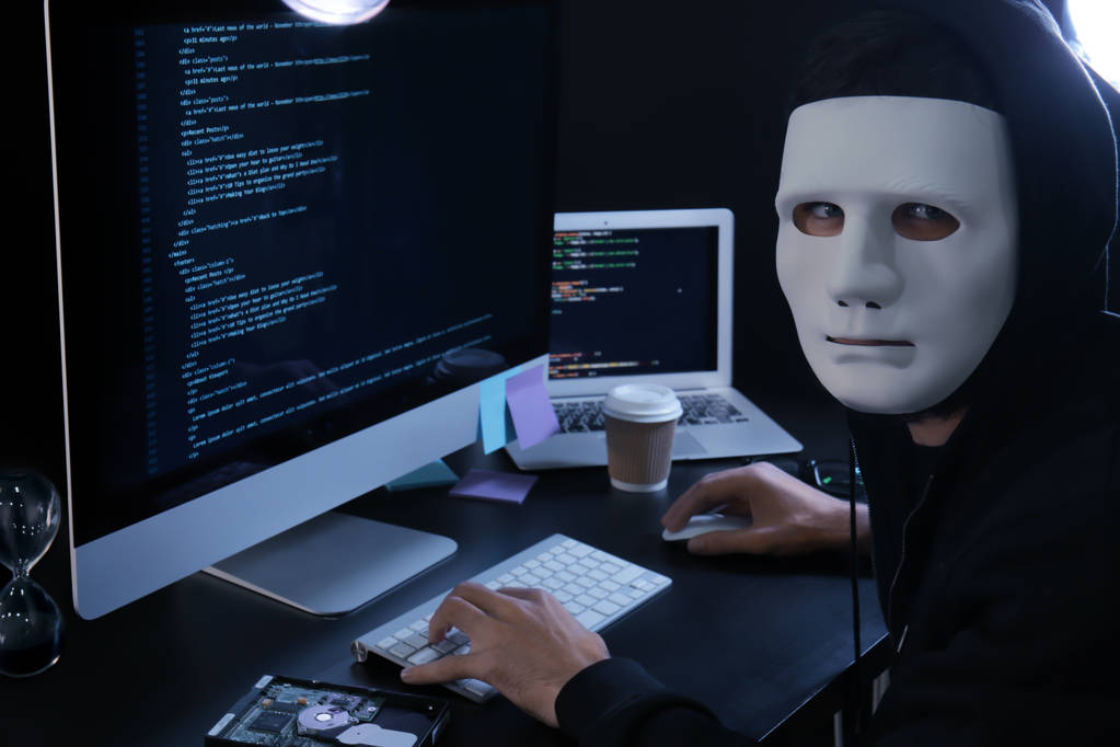 暗い部屋で仮面の男ハッキング サーバー - 写真・画像
