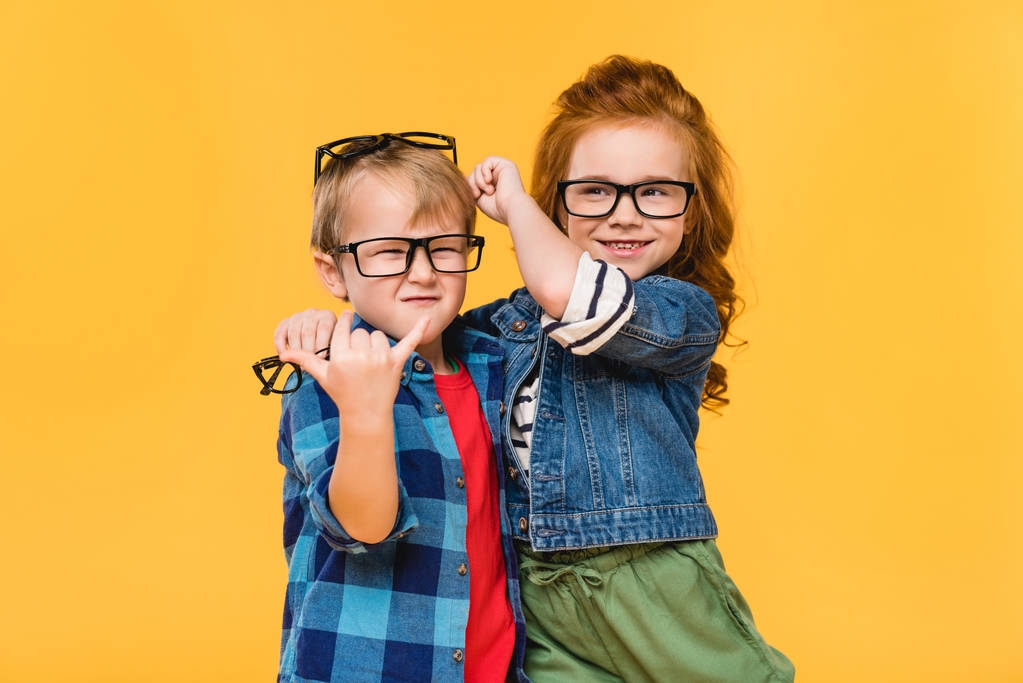 muotokuva hymyilevät lapset silmälasit eristetty keltainen
 - Valokuva, kuva
