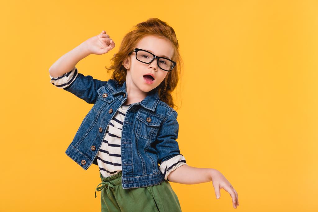 muotokuva söpö pieni lapsi silmälasit tanssia eristetty keltainen
 - Valokuva, kuva