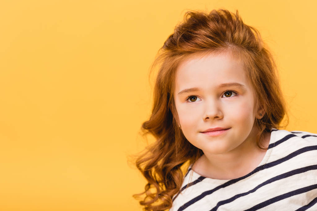 портрет красивої дитини, що дивиться в сторону ізольовано на жовтому
 - Фото, зображення