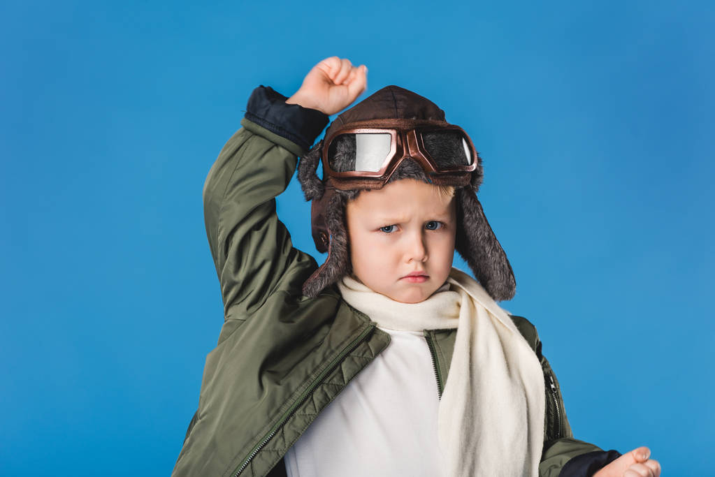 retrato de menino pré-adolescente em traje piloto isolado em azul
 - Foto, Imagem