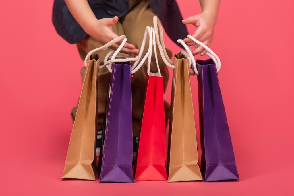 Kısmi görünümü alışveriş torbaları pink izole ve çocuk - Fotoğraf, Görsel