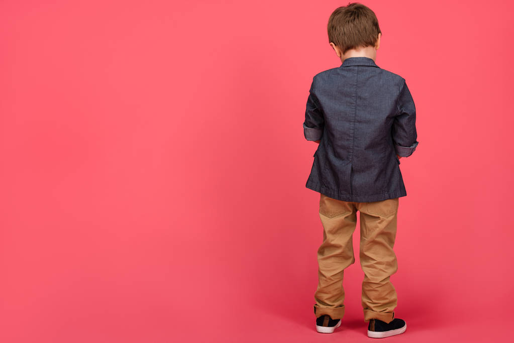 вид сзади мальчика в повседневной одежде, изолированной на розовом
 - Фото, изображение