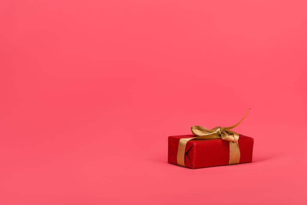 закрытый вид завернутый подарок с лентой изолированы на розовый
 - Фото, изображение