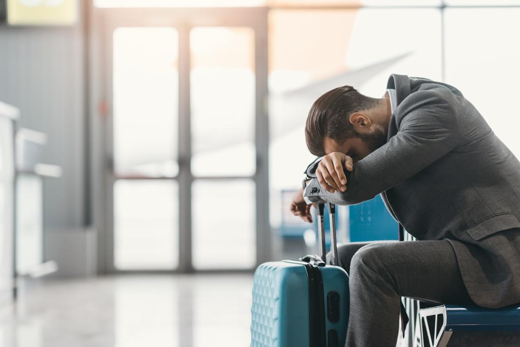 stanco uomo d'affari che dorme nella hall dell'aeroporto mentre aspetta il volo
 - Foto, immagini