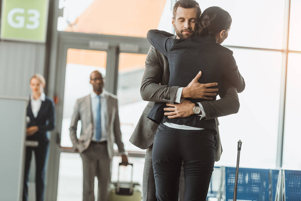 homme embrassant la femme à l'aéroport après une longue séparation
 - Photo, image
