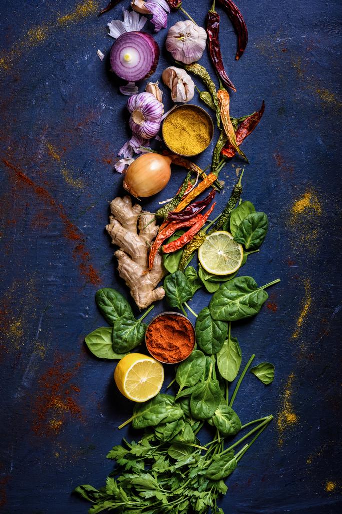 το Top view υγιή, φρέσκα, βιολογικά βότανα, λαχανικά και μπαχαρικά στο μπλε   - Φωτογραφία, εικόνα