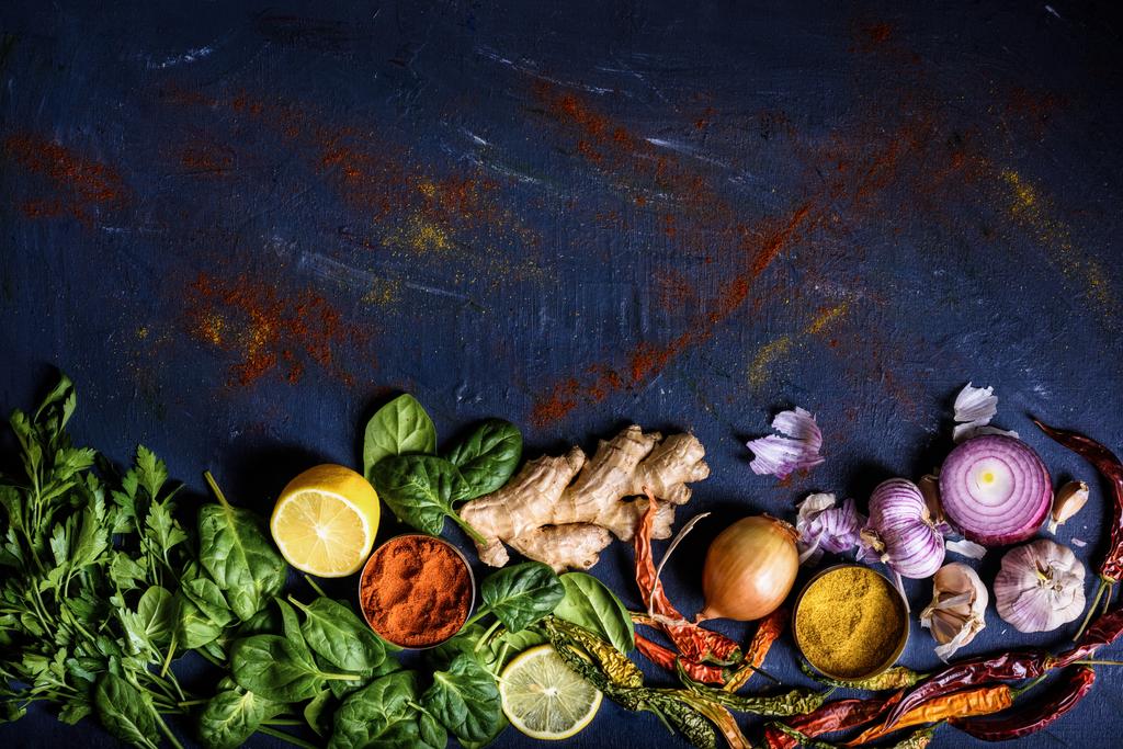 вид сверху на вкусные полезные травы, овощи и специи на голубом фоне
  - Фото, изображение