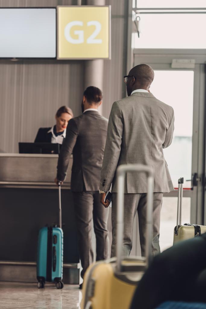 πίσω όψη της ουράς του επιχειρηματίες στο αεροδρόμιο του check-in counter - Φωτογραφία, εικόνα